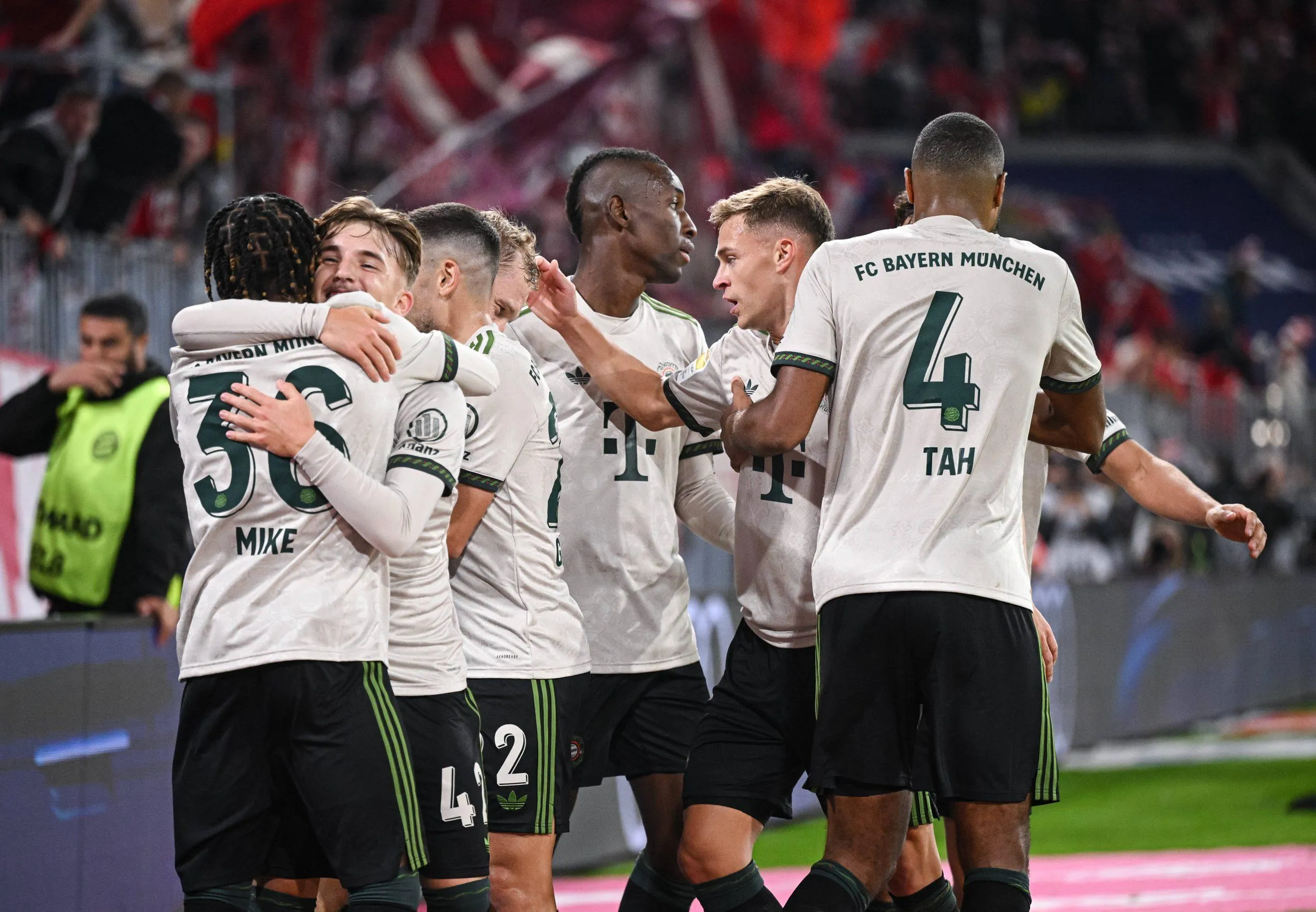 Wisdom Mike, Konrad Laimer, Jonathan Tah, Tom Bischof, Nicolas Jackson, Joshua Kimmich celebrate Bayern Munich goal 