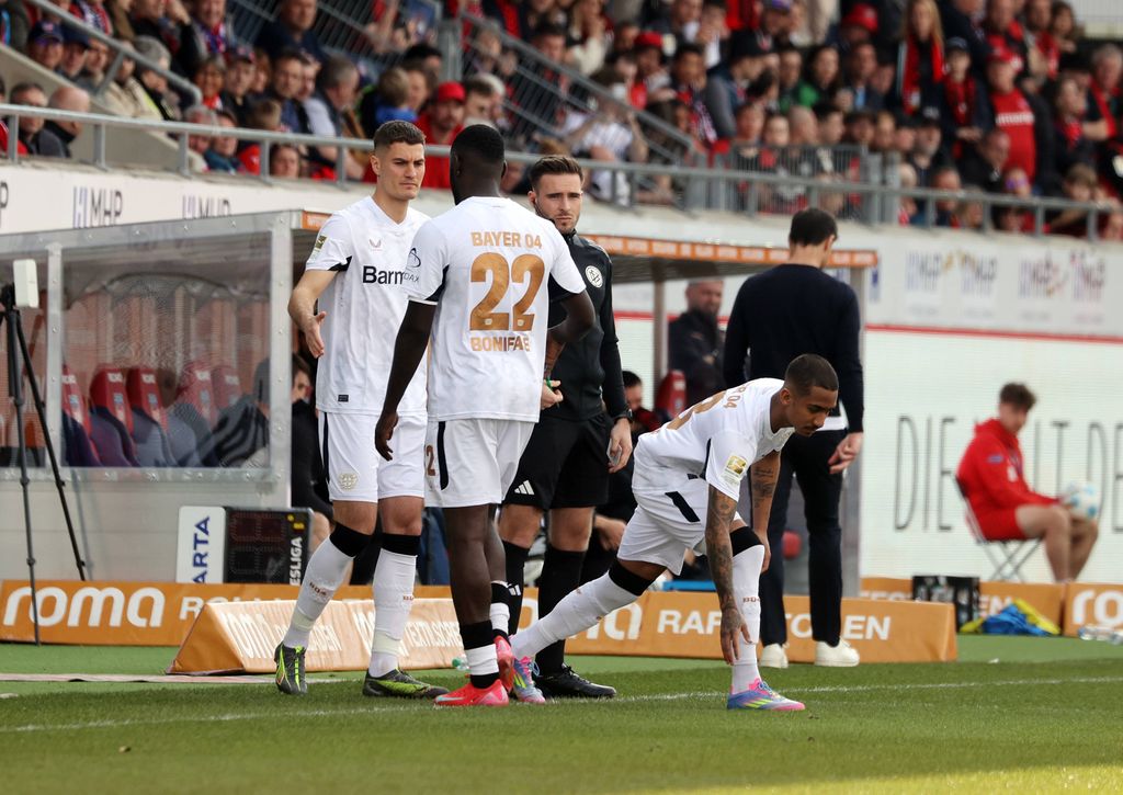 Patrik Schick comes in for Victor Boniface during Bayer Leverkusen's game