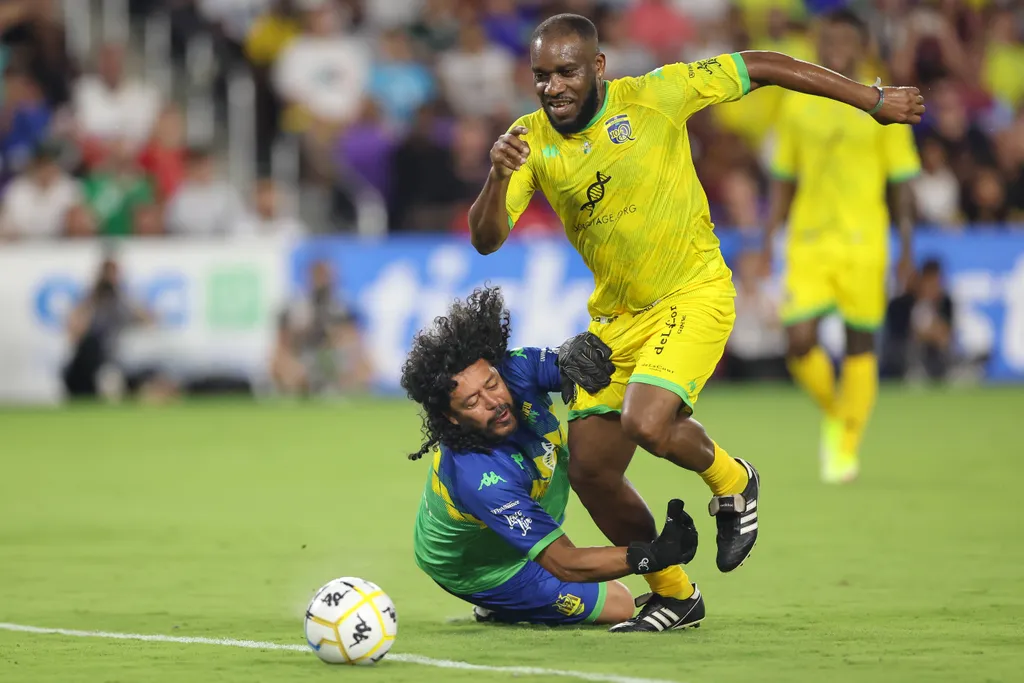 JAY JAY OKOCHA 10 drives the ball