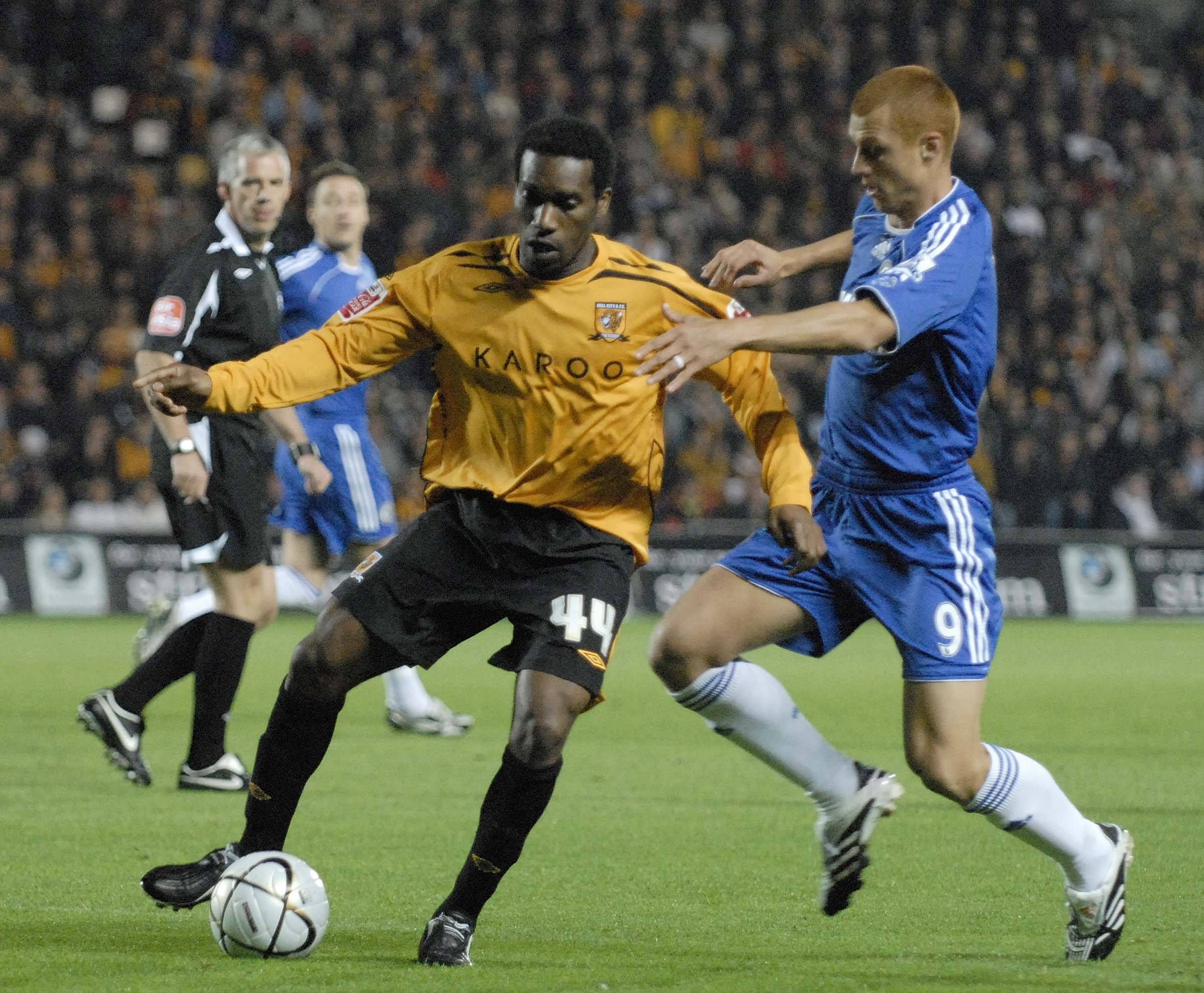 Hull s Jay Jay Okocha and Chelsea s Steve Sidwell during Carling Cup match 