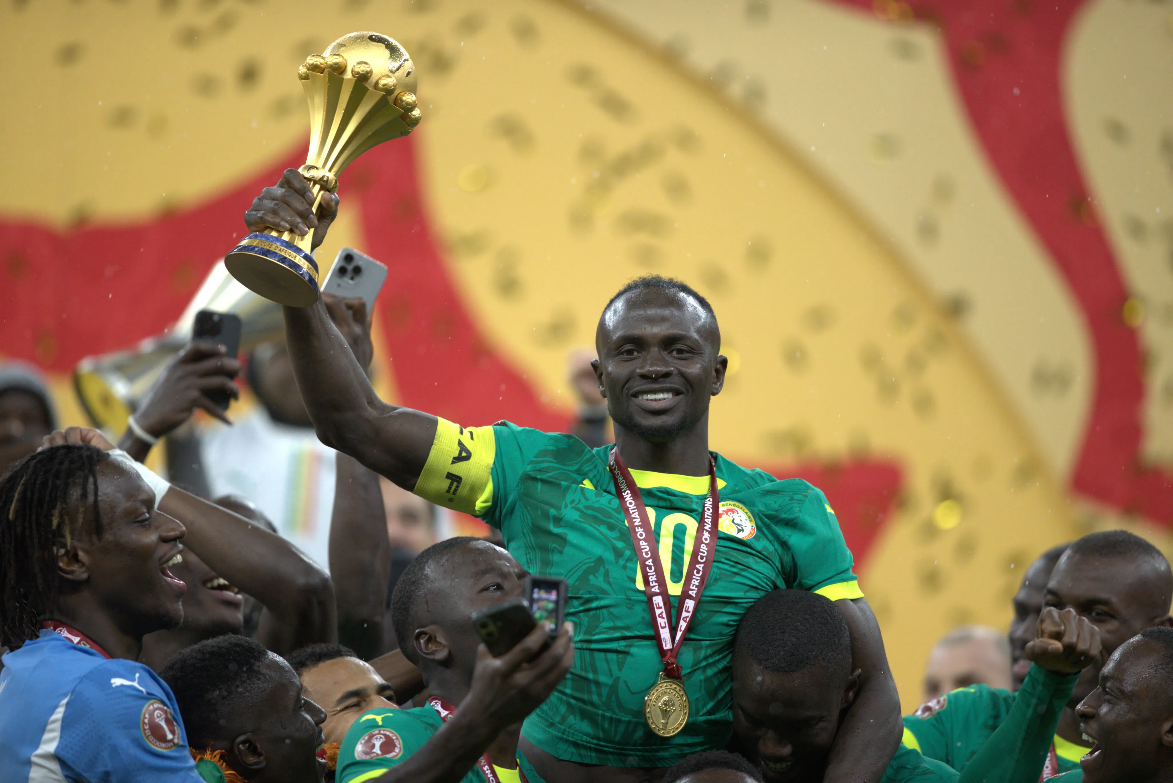 Sadio Mane lifts AFCON trophy 