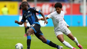 “Papa and Son” – Jamilu Collins reunites with former coach in Cardiff City friendly