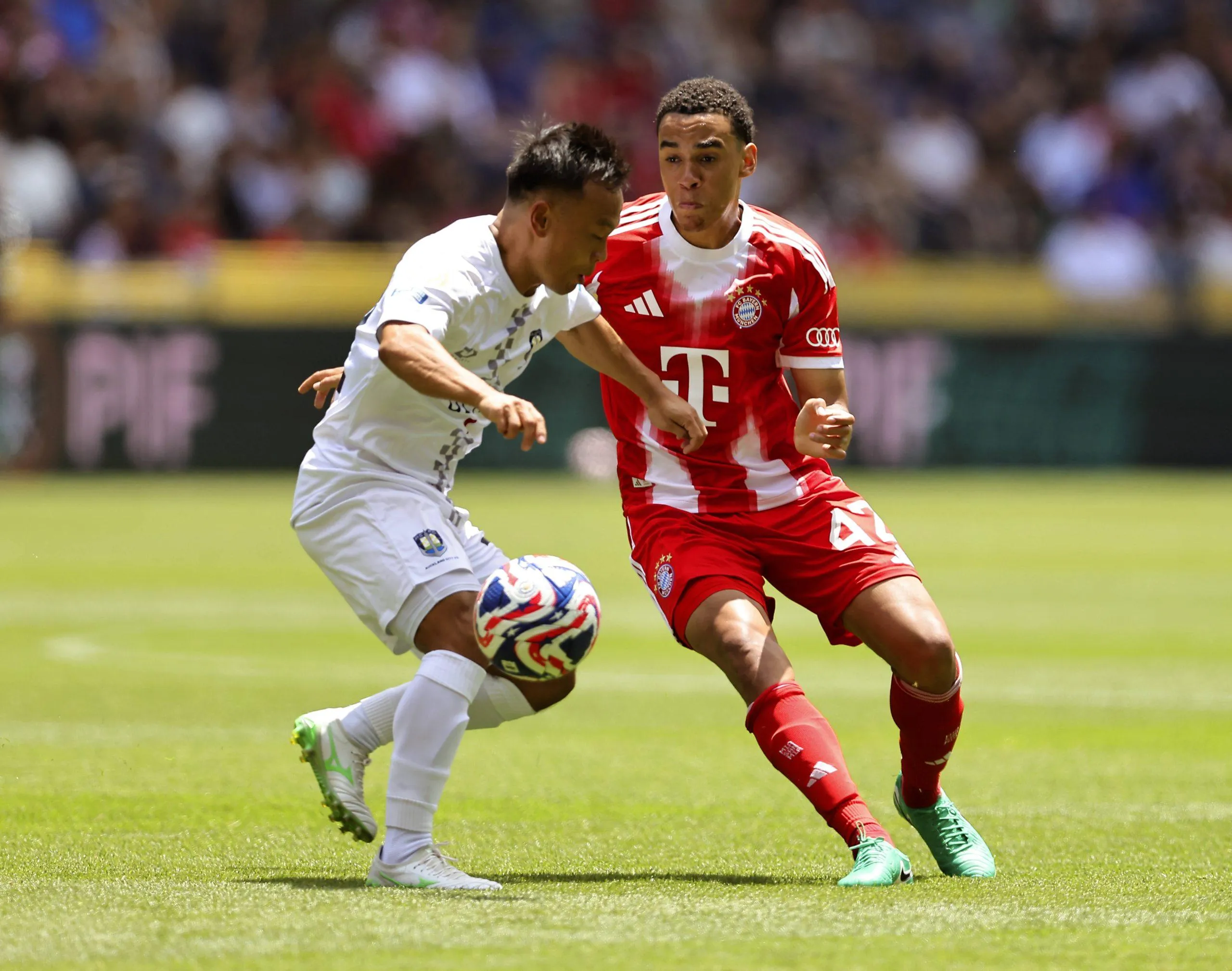 li Zhou Tong Auckland v Jamal Musiala FC Bayern Munich 