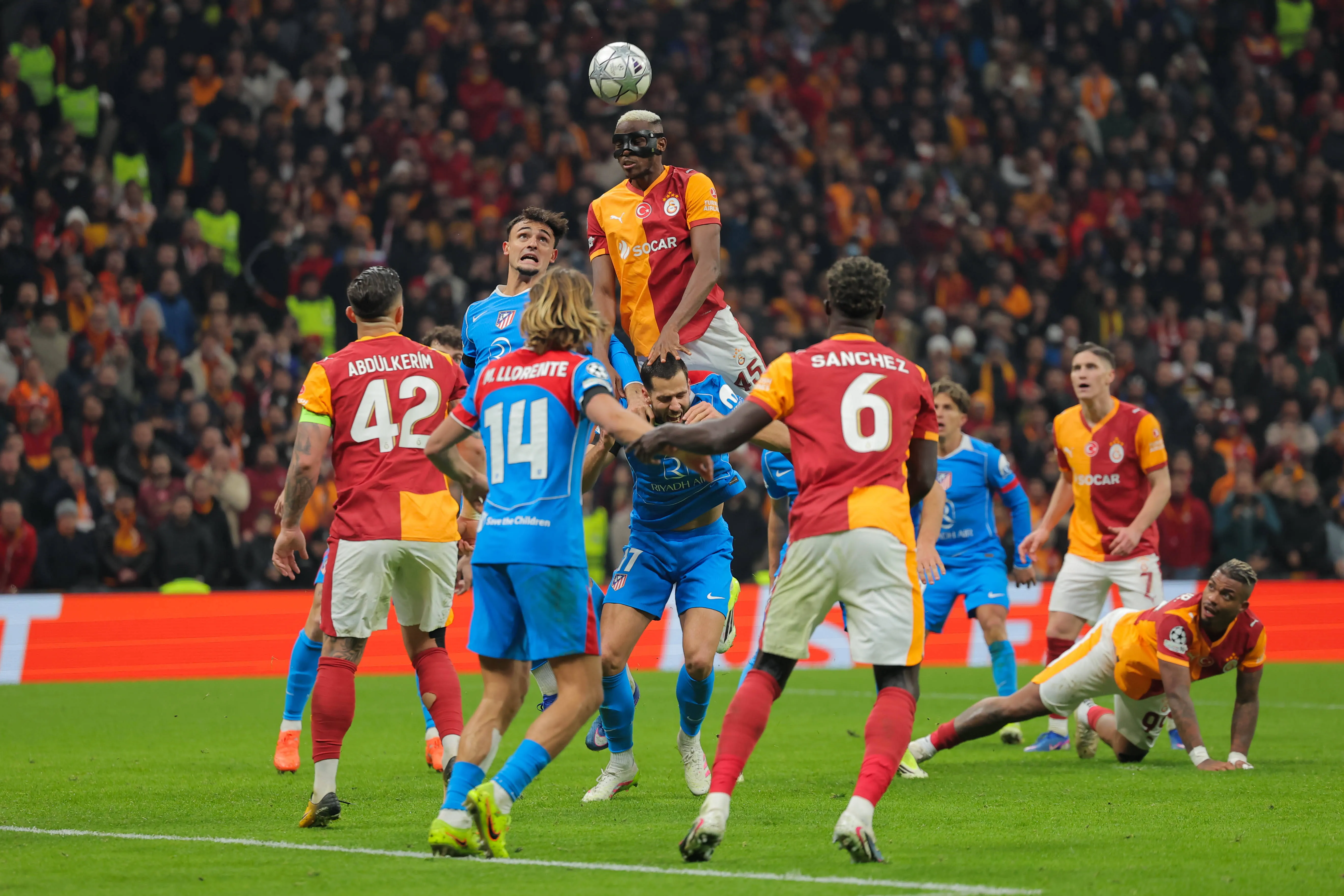 Victor Osimhen, Davinson Sanchez, Abdulkerim Bardakci, Marcos Llorente during the UEFA Champions League 2025/26 League Phase MD7 match between Galatasaray SK and Atletico de Madrid