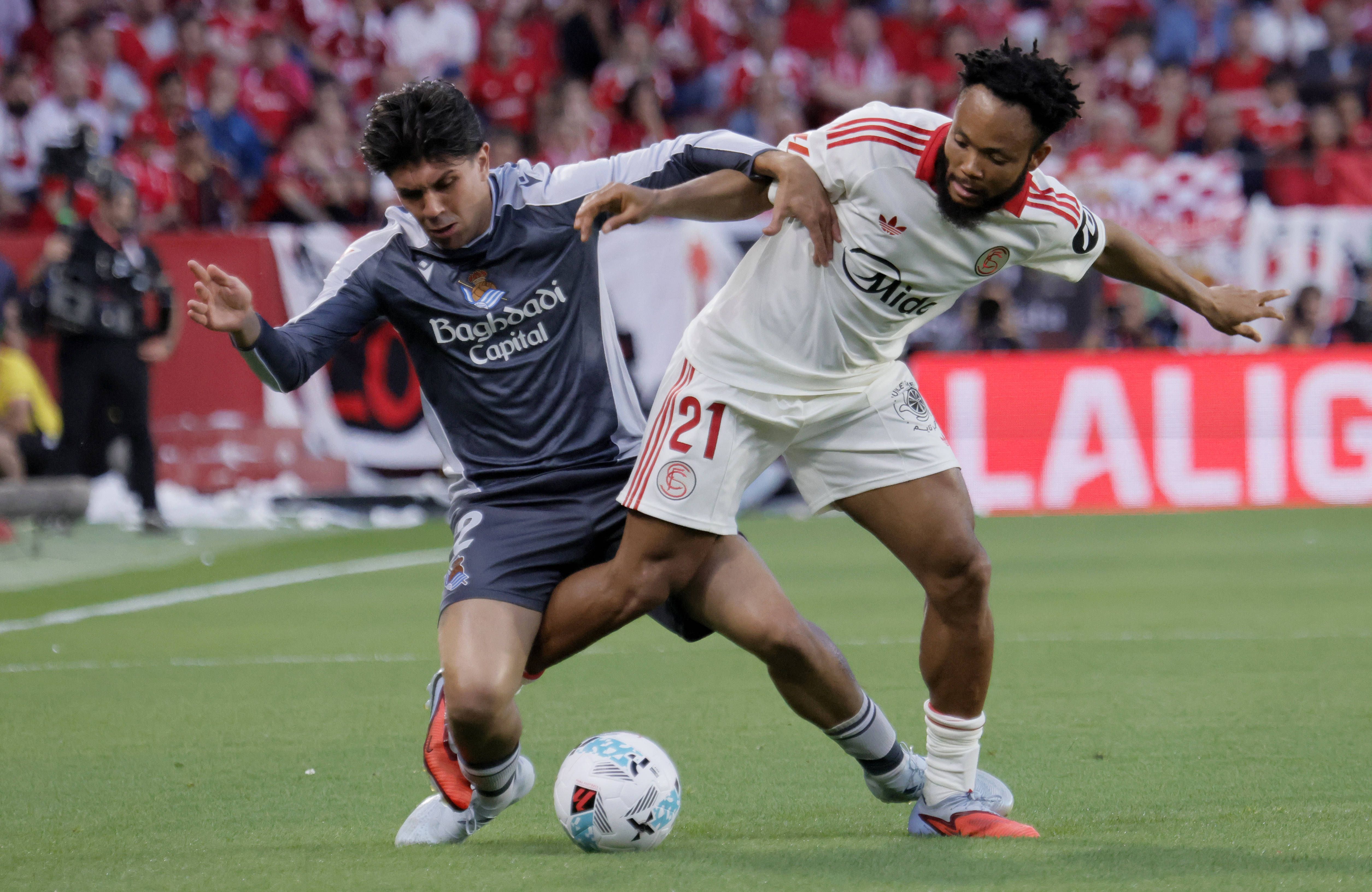 Ejuke and Aramburu during LaLiga EA Sports, between Sevilla v Real Sociedad
