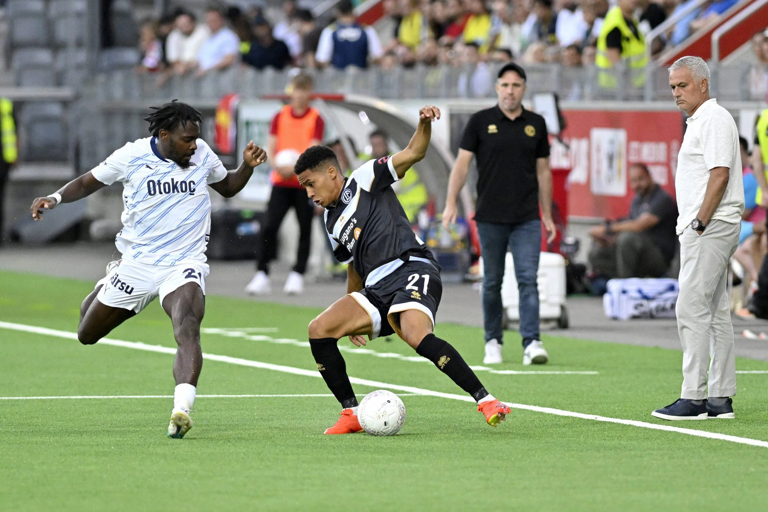 Fenerbahce: José Mourinho watches Bright Osayi-Osayi-Samuel from the sidelines 