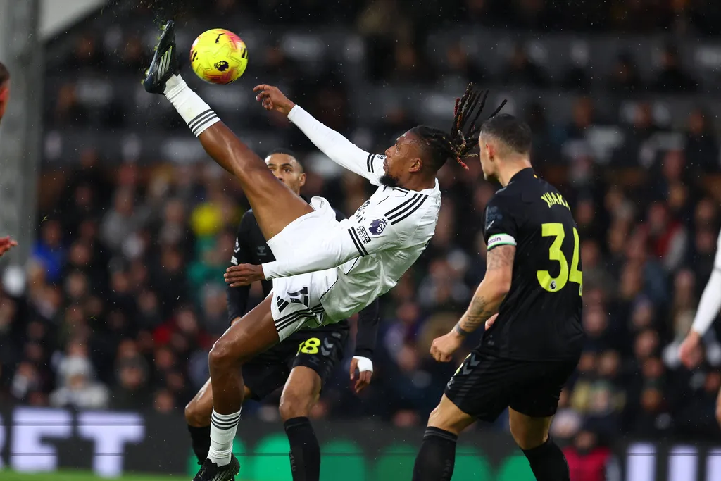 Alex Iwobi has a shot on goal but fails to score during the Fulham vs Sunderland