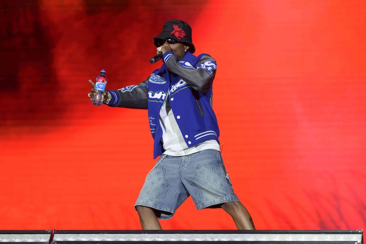 Love the Energy! – Afrobeats Superstar Wizkid laps up new Super Eagles squad