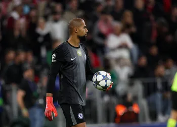 Alternative to Sanchez? Mikel tells Chelsea which goalkeeper to get