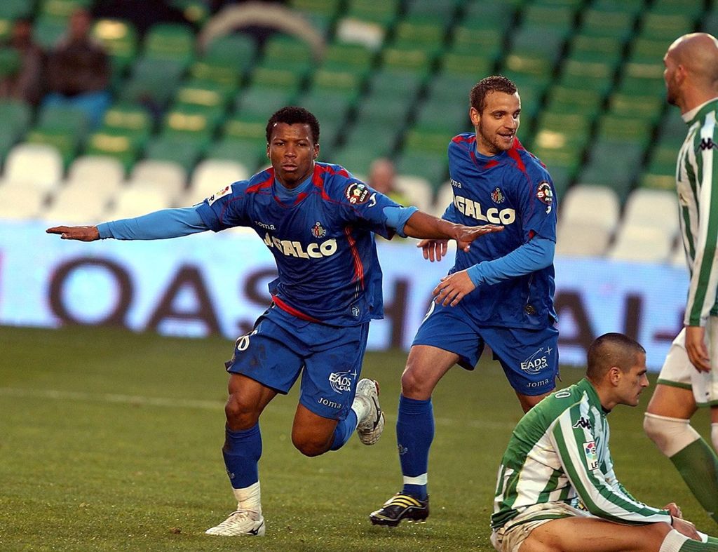 Ikechukwu Uche (li.) And Roberto Soldado