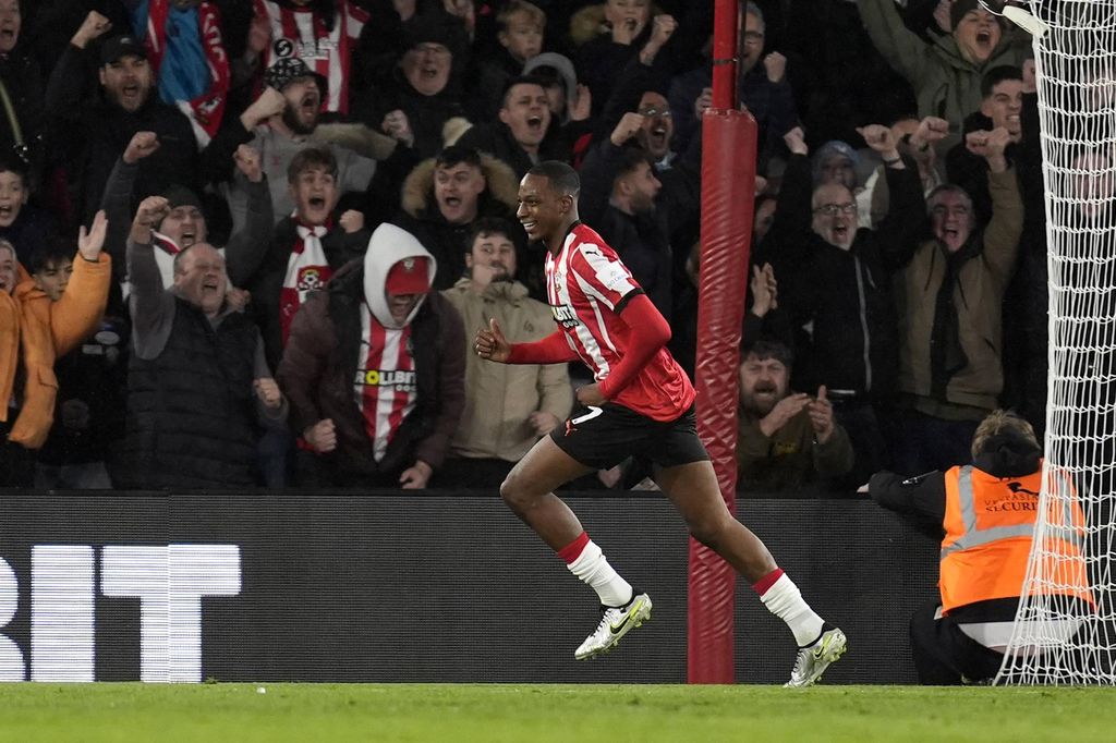 Joe Aribo celebrates scoring his side's first goal of the game during the Premier League match at St Mary s Stadium, Southampton