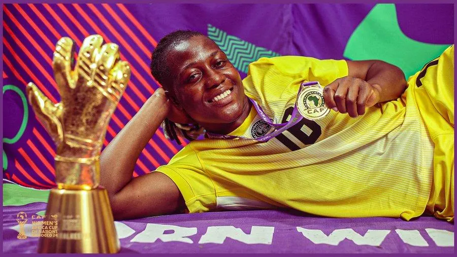 Chiamaka Nnadozie with the WAFCON Best Goalkeeper Award