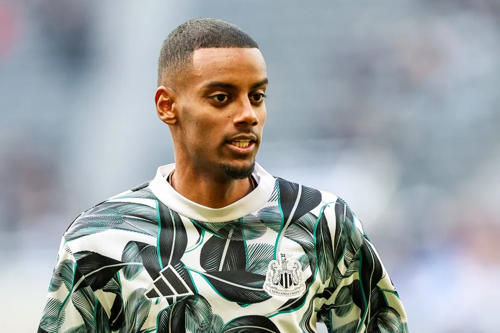 Alexander Isak of Newcastle United warms up prior to the Premier League match Newcastle United