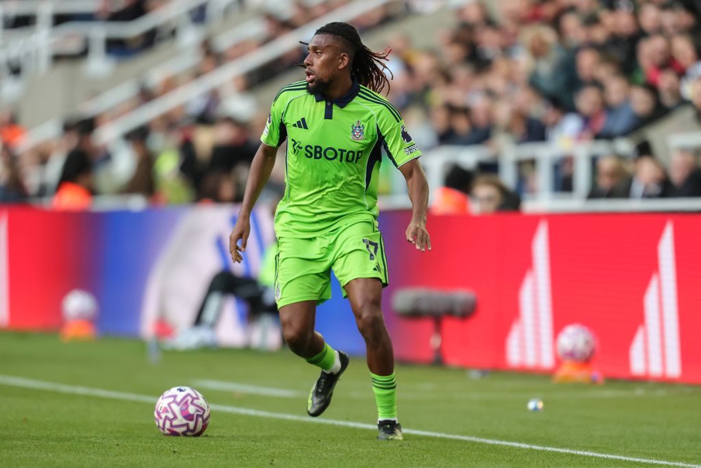 Alex Iwobi on the ball during the Premier League match Newcastle United vs Fulham at St. James s Park, Newcastle