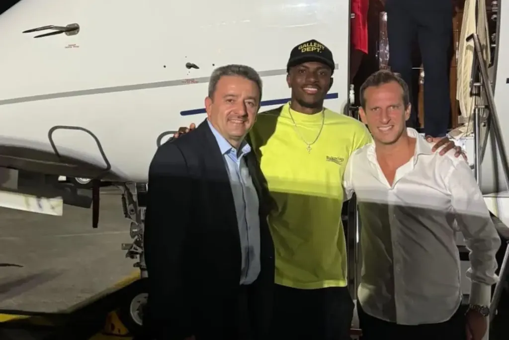 Victor Osimhen and George Gardi gets on the Airplane for the move from Napoli to Galatasaray