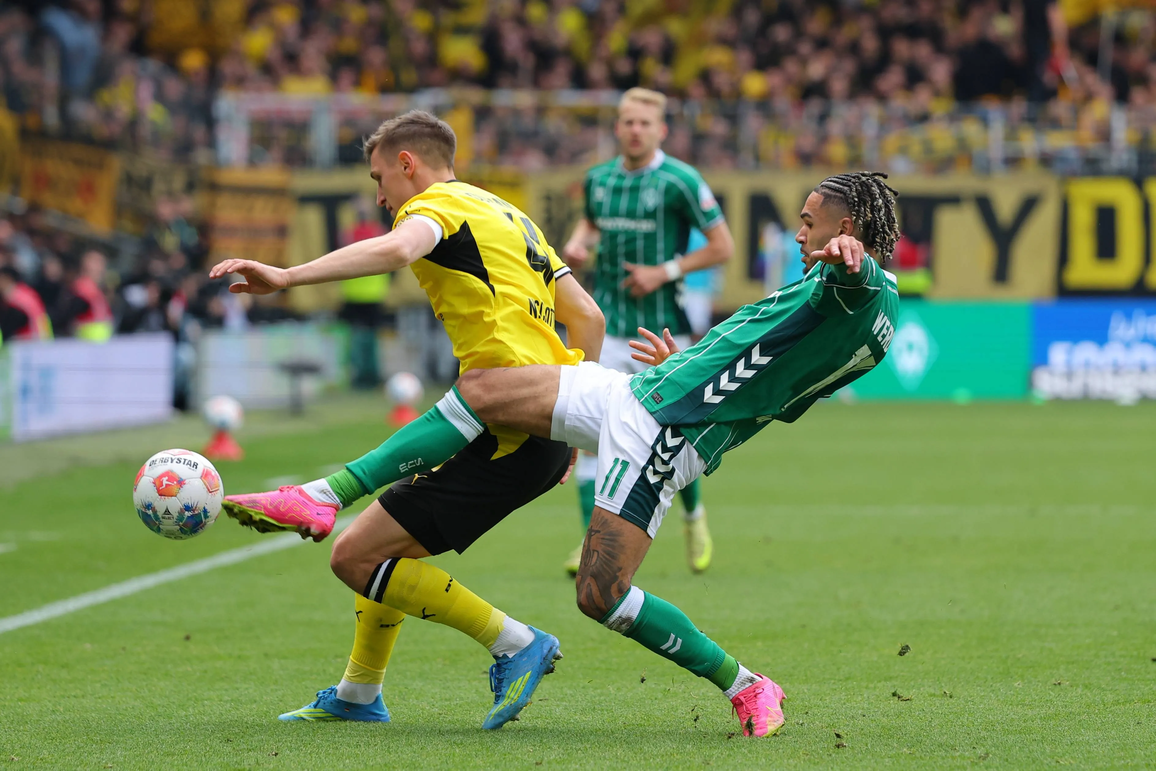 Nico Schlotterbeck bodies Justin Njinmah SV Werder Bremen