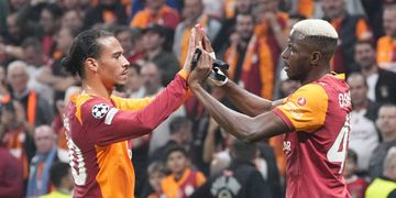 “The new king” – Everything Chelsea legend wrote on his Drogba-signed shirt to Osimhen