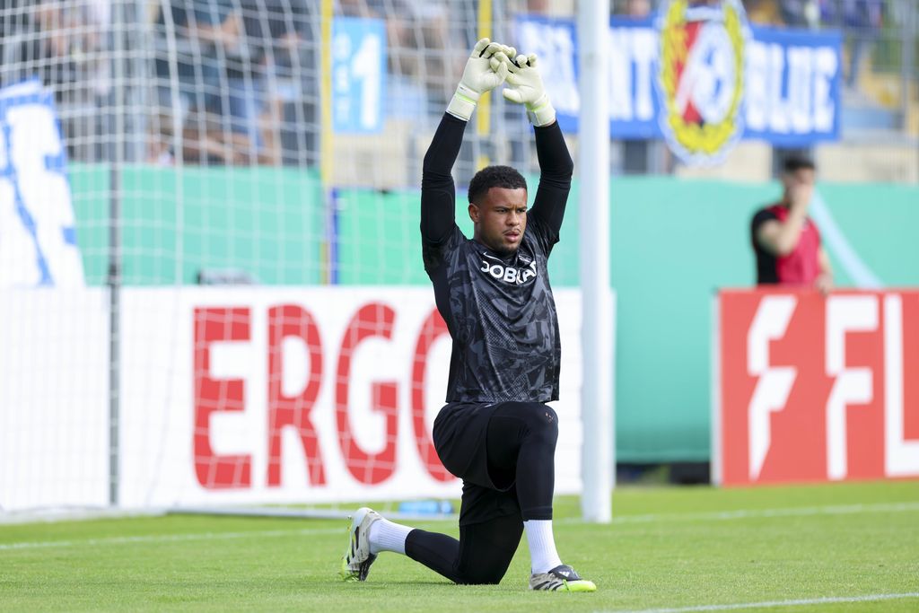 Goalkeeper Noah Atubolu SC Freiburg warms up, DFB Pokal, SF Lotte v SC Freiburg, Stadion am Lotter Kreuz, August 16, 2025 in Lotte, Germany