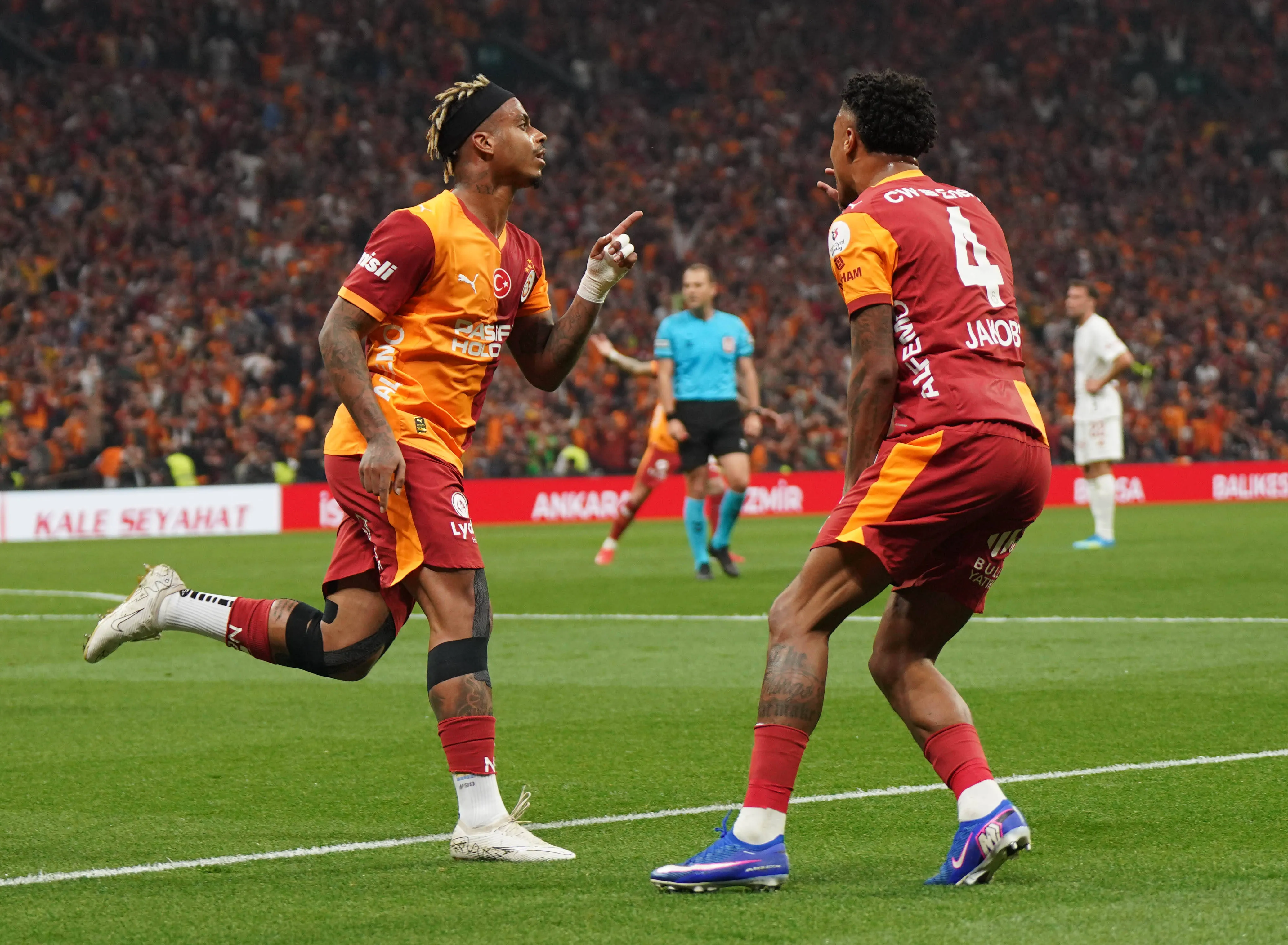 Mario Lemina of Galatasaray celebrates a goal with his teammates
