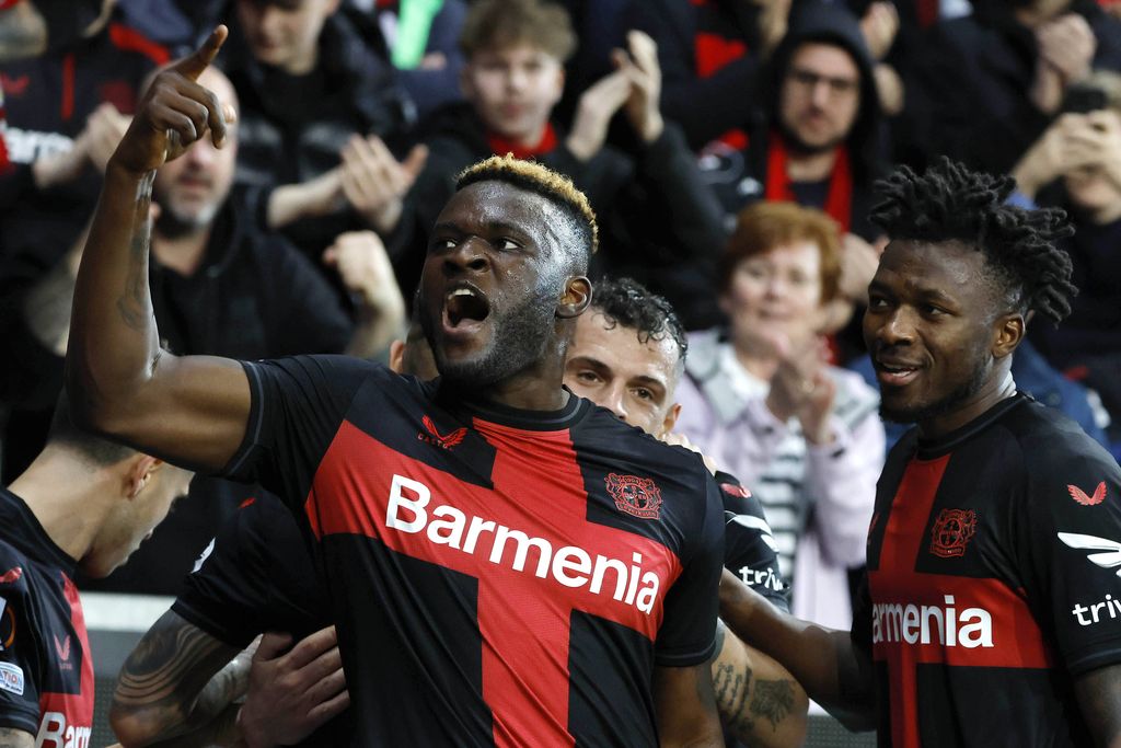 Victor BONIFACE has scored the goal to make it 2-0 against West Ham in the UEFA Europa League and celebrates with his teammates