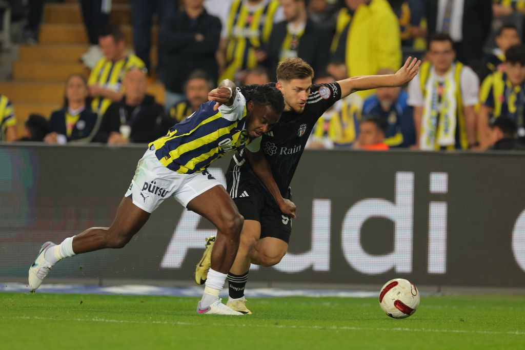 Bright Osayi-Samuel and Semih Kilicsoy during the Turkish Super League football match between Fenerbahce and Besiktas