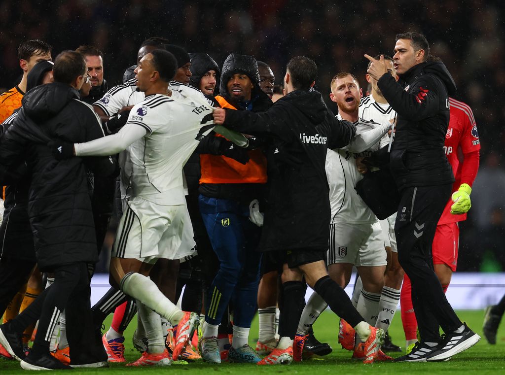 Players and coaches from both teams clash at the end of the Fulham vs Sunderland