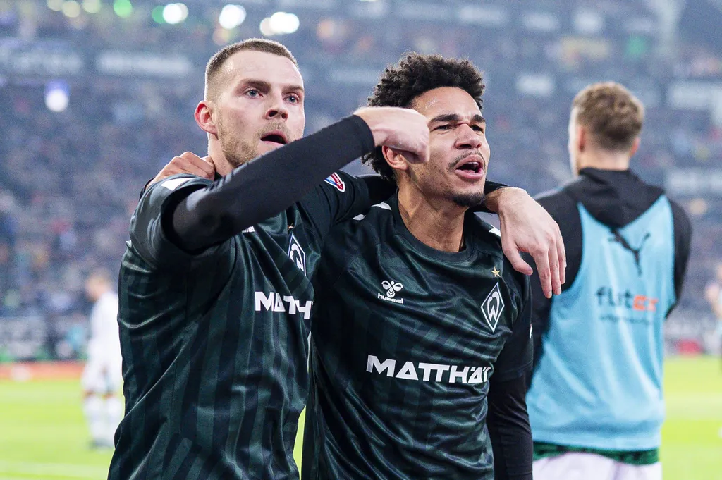 Marvin Ducksch celebrates after his goal to 2 2 with Justin Njinmah Bremen