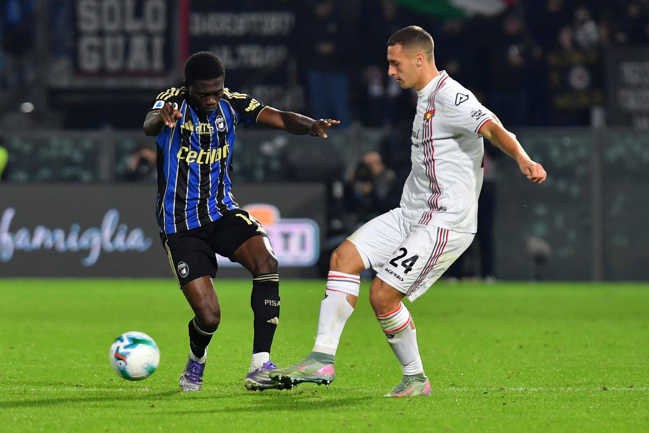 Filippo Terracciano thwarted by Ebenezer Akinsanmiro during Pisa SC vs US Cremonese, Italian Serie A match
