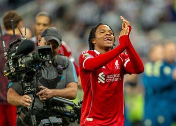 Stat shows Victor Osimhen is better than Isak in one key area as Liverpool pursue £120m deal