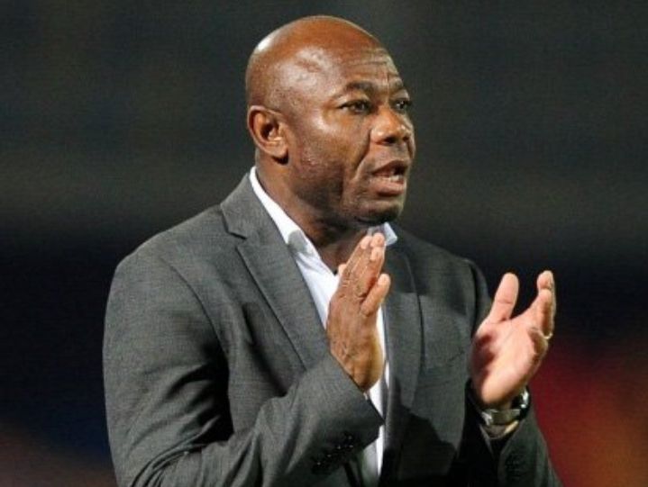 WATCH: Amunike ‘dusted’ by ex-Golden Eaglets coach Olanrewaju in Owerri as Enyimba wallop Heartland