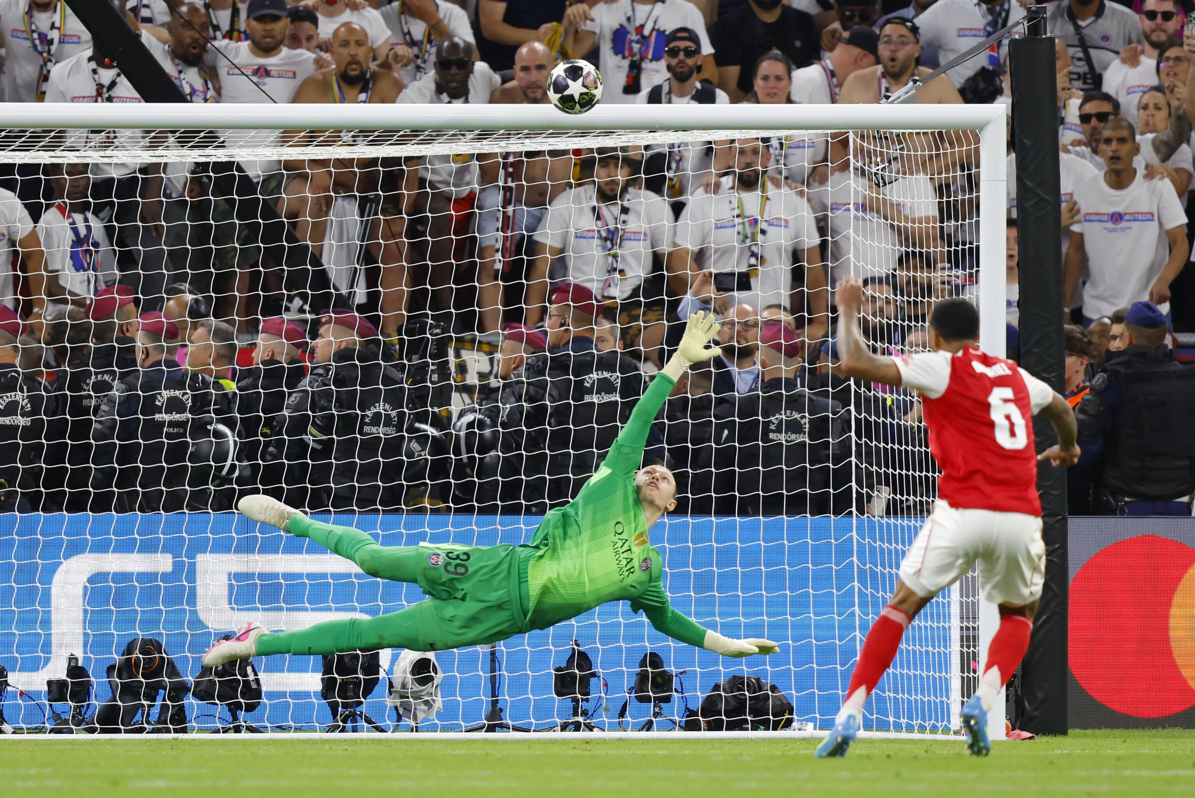 Gabriel Magalhaes misses his penalty and with that Arsenal loses the Champions League final