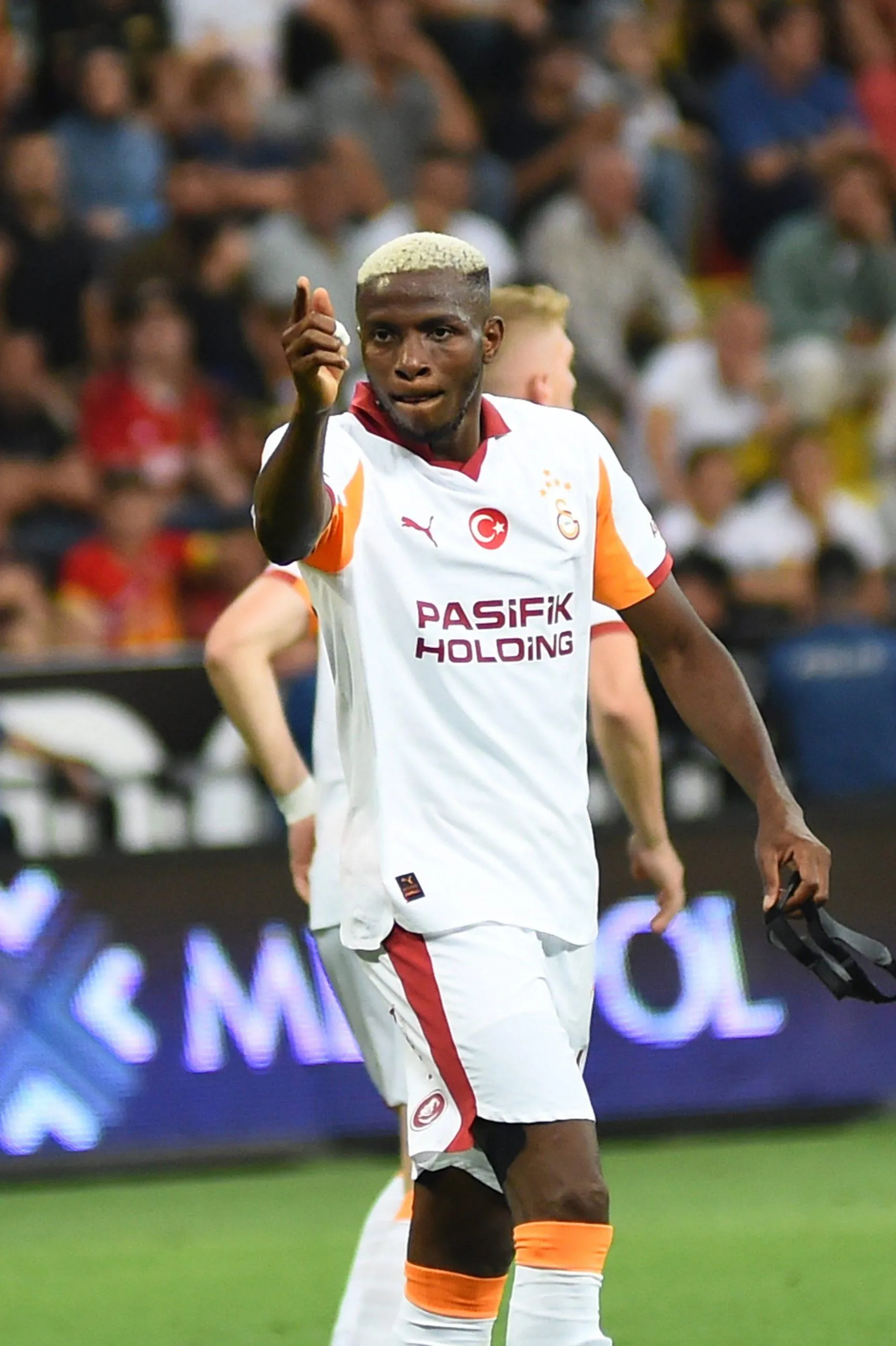 Victor Osimhen of Galatasaray celebrates after scoring the third goal of his team during the Trendyol Turkish Super League match between Kayserispor and Galatasaray