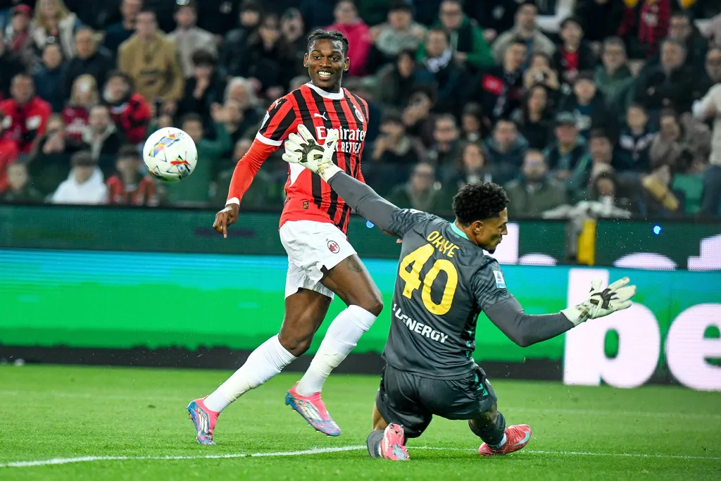 Rafael Leao overtakes Udinese's Maduka Okoye during Udinese Calcio vs AC Milan