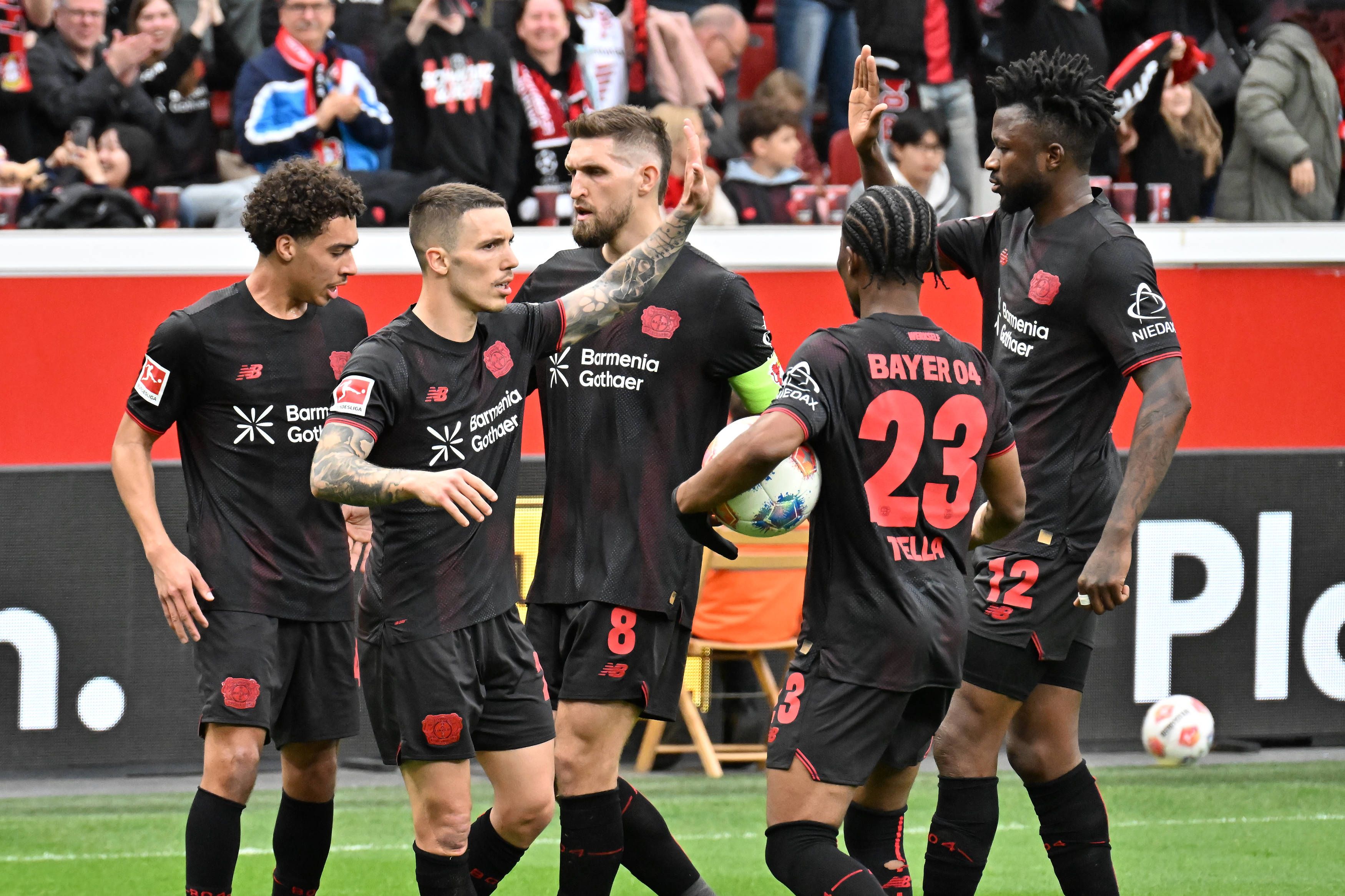 Bayer Leverkusen players Montrell Culbreath, Edmond Tapsobsa Leverkusen, Robert Andrich Leverkusen, Nathan Tella