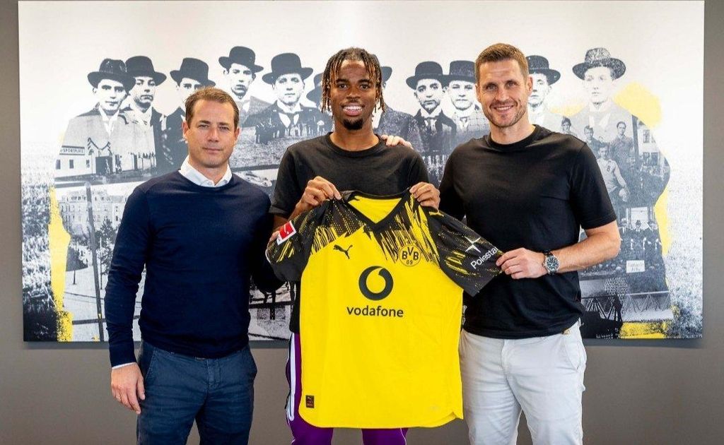 Carney Chukwuemeka signs for Borussia Dortmund from Chelsea alongside Sebastien Kehl