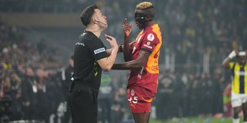 “Worst decision” – Ex-Chelsea forward blasts VAR officials over Kelechi Iheanacho’s disallowed goal