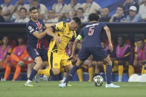 Photo: Ex-Nigerian star who advised Osimhen to stay in Turkey poses with Hakimi, Marcelo after UCL win