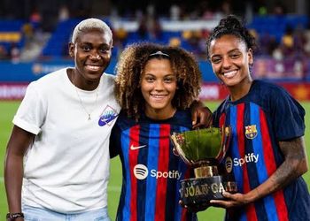 Photo: Spanish-Nigerian midfielder flaunts swapped shirt from Asisat Oshoala in Nantes