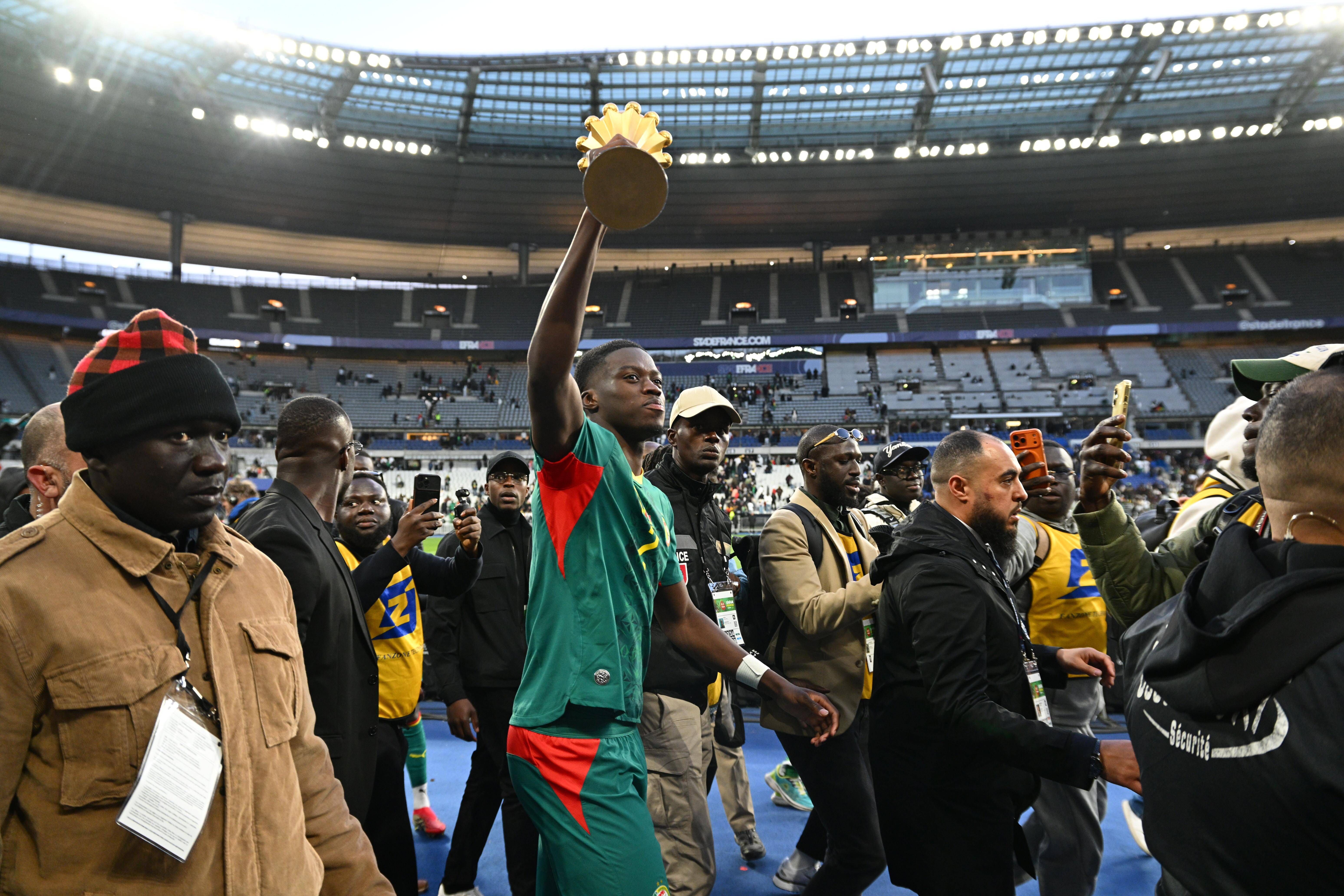 dirra habib parades the AFCON title in Paris