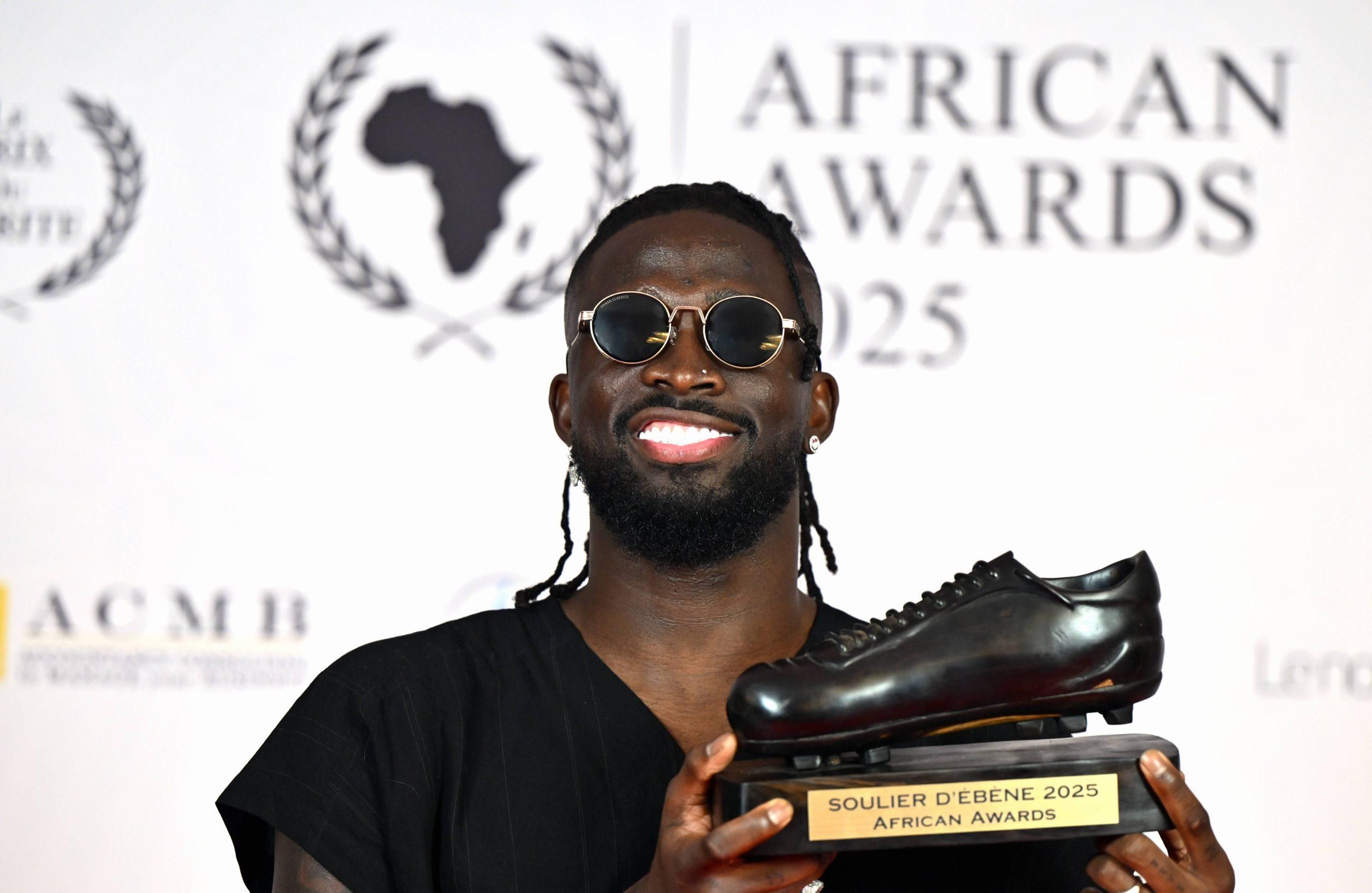 Toluwalase Arokodare poses for the photographer during the 2025 edition of the Gala of the Ebony Shoe soccer trophy in Brussels
