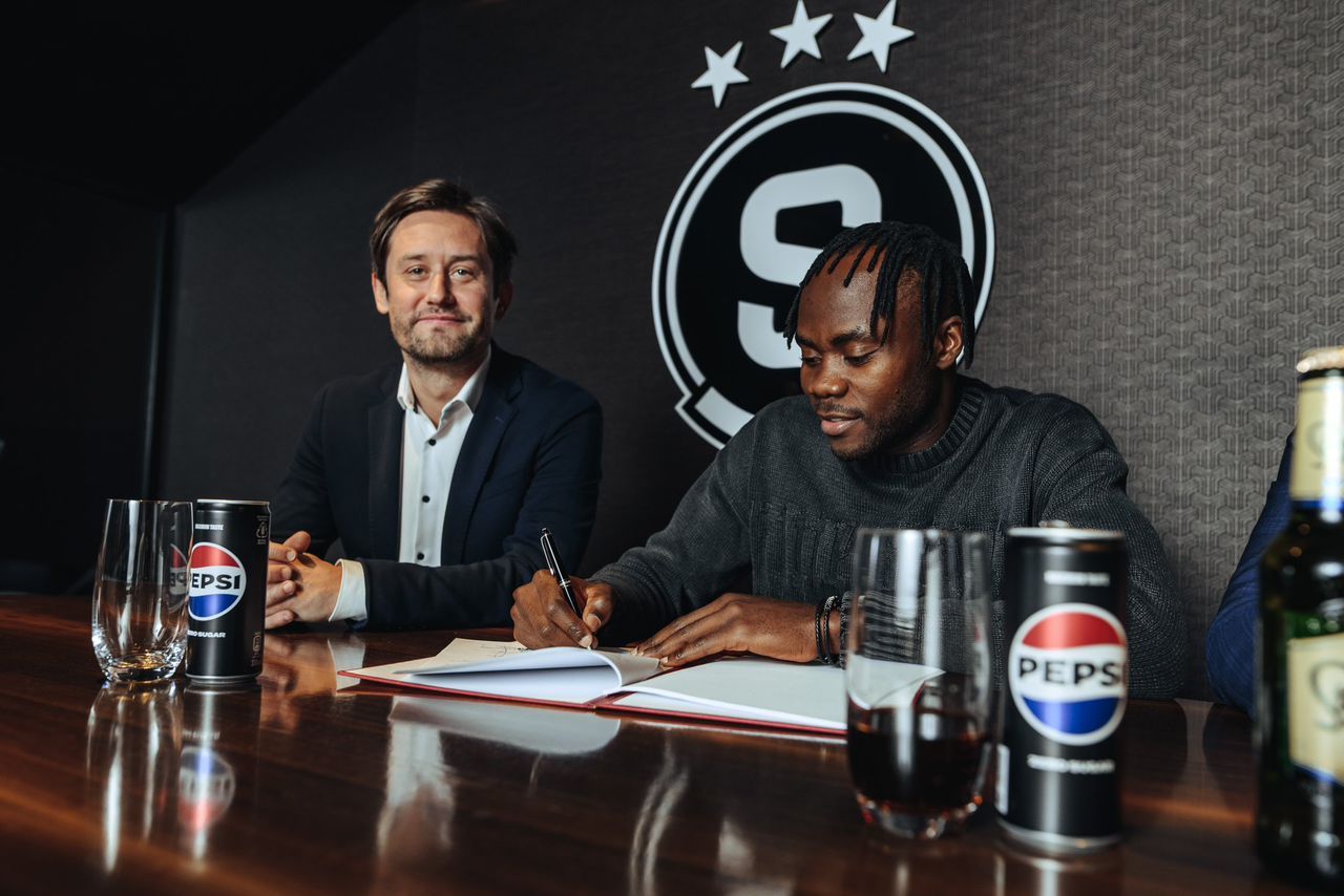 Emmanuel Uchenna signs for Sparta Prague. Photo Credit - IMAGO