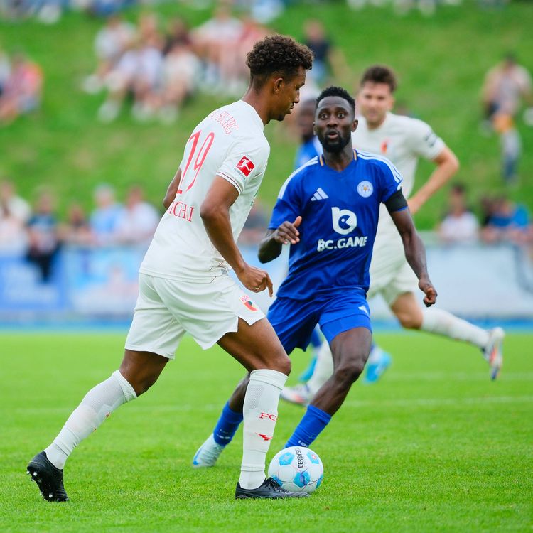 Wilfred Ndidi (back in his Leicester City days) come up against Felix Uduokhai 