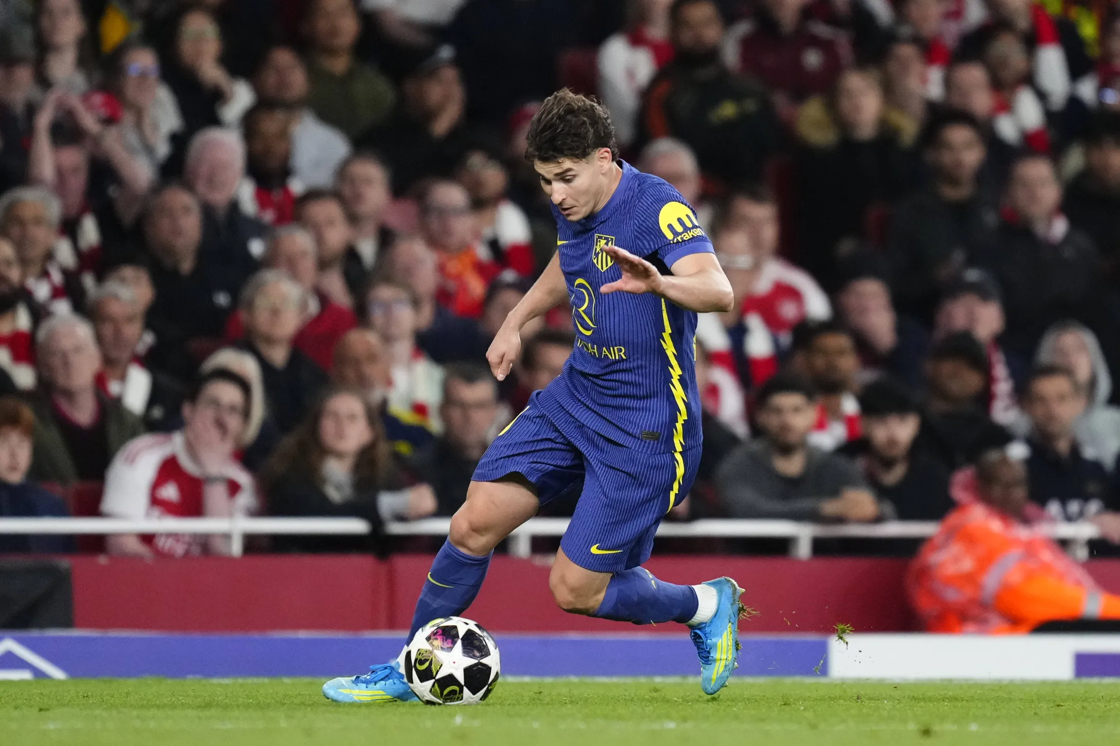 Julian Alvarez in action for Atletico Madrid during a Champions League game against Arsenal