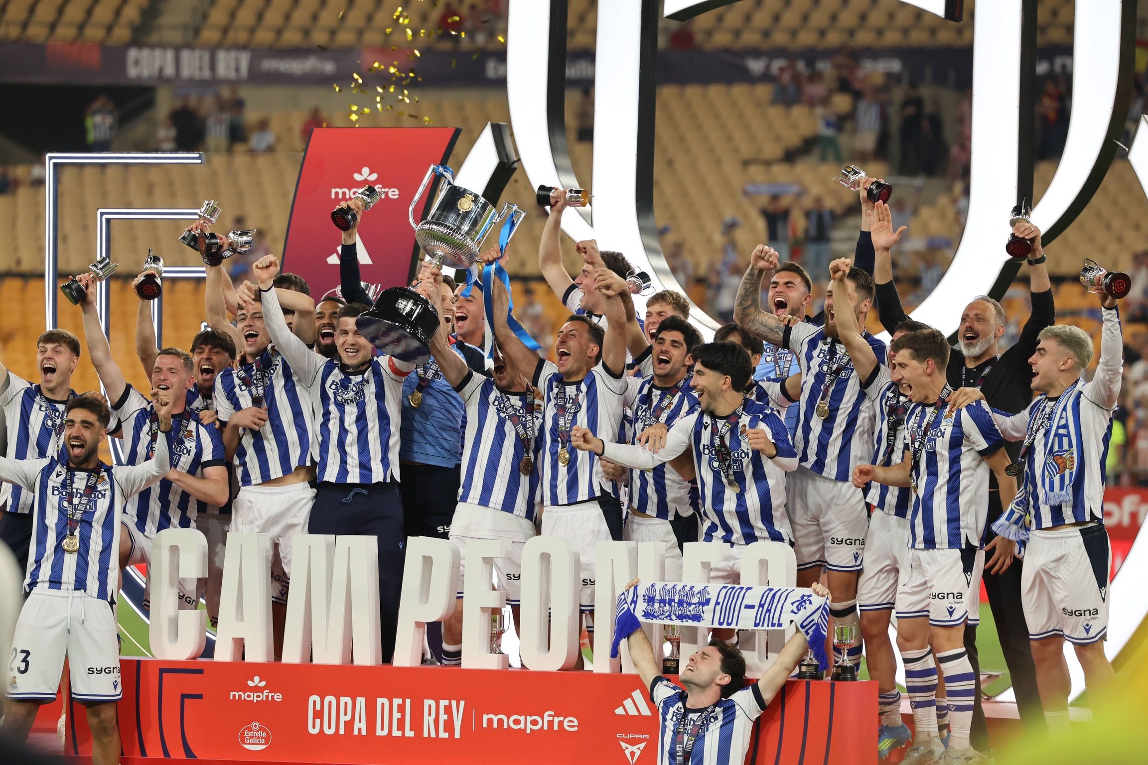 Players of Real Sociedad celebrates the victory against Atletico Madrid