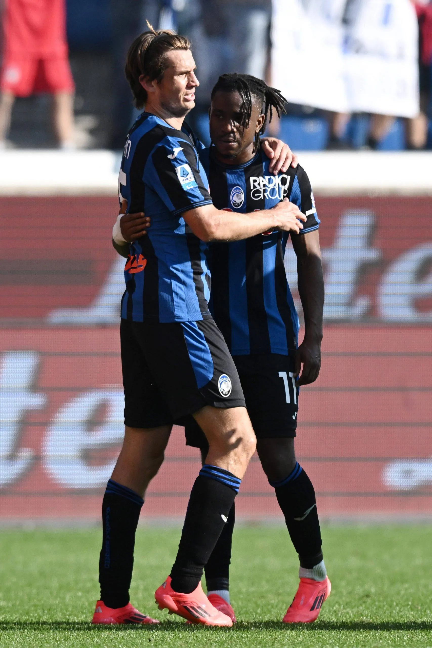 Marten De Roon hugs Ademola Lookman