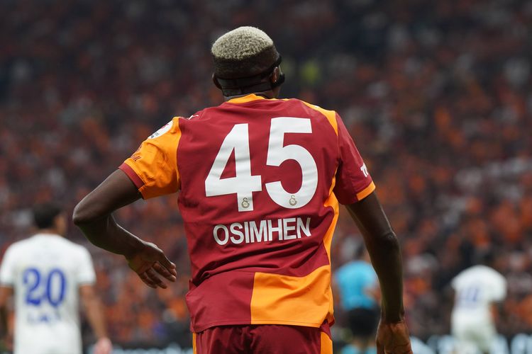 Victor Osimhen on the pitch for Galatasaray