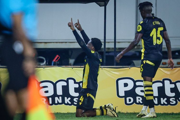 EFL club that narrowly missed Premier League promotion signs Nigerian star scouted by AI