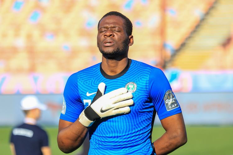 “Absolute nonsense” – Nigerian goalkeeper blasted after bizarre own goal in Ukraine – WATCH