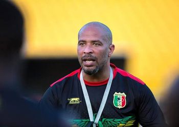 Emmanuel Amuneke: Former Nigeria and Barcelona winger set for NPFL coaching return