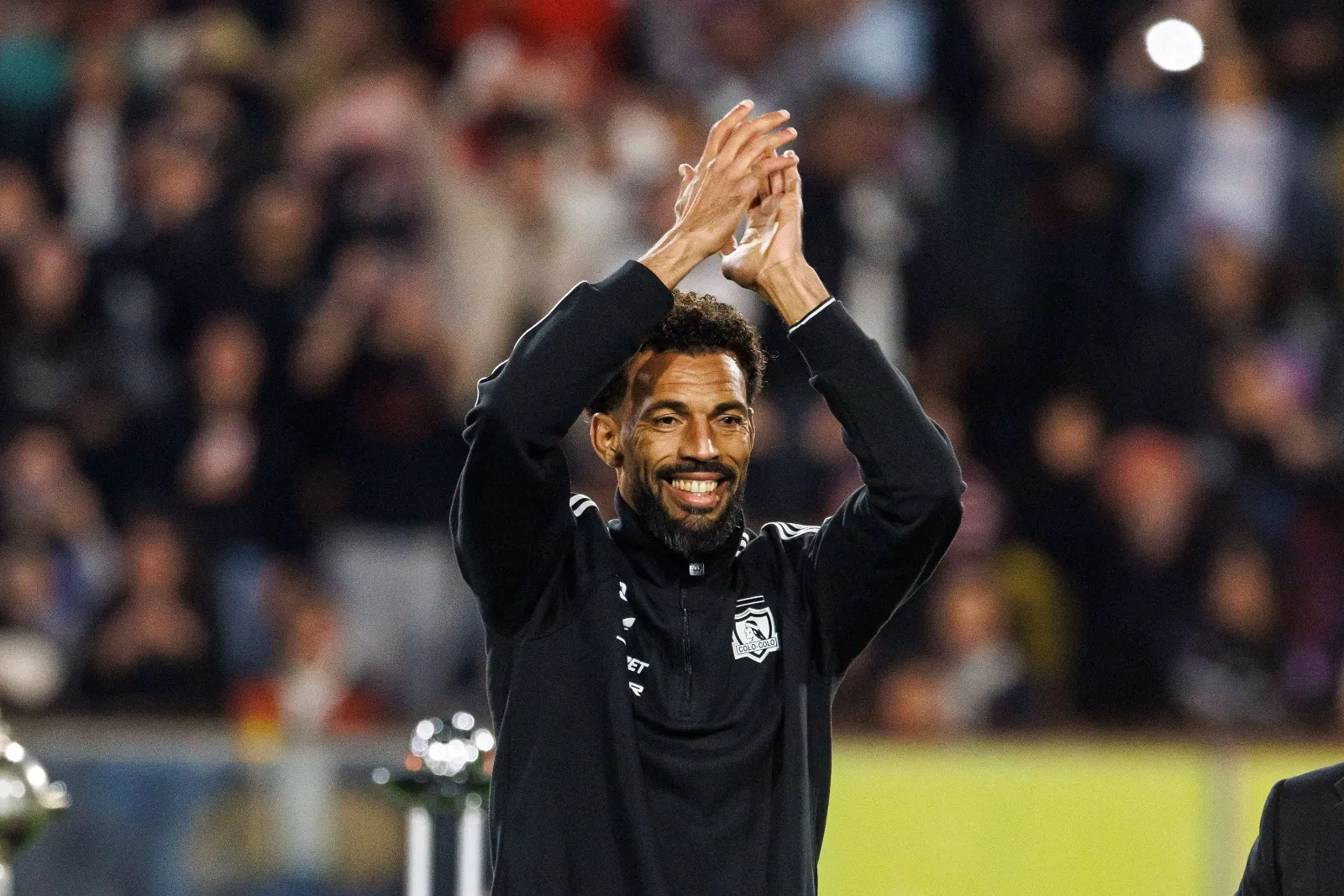 Vozinha signs for Colo Colo.